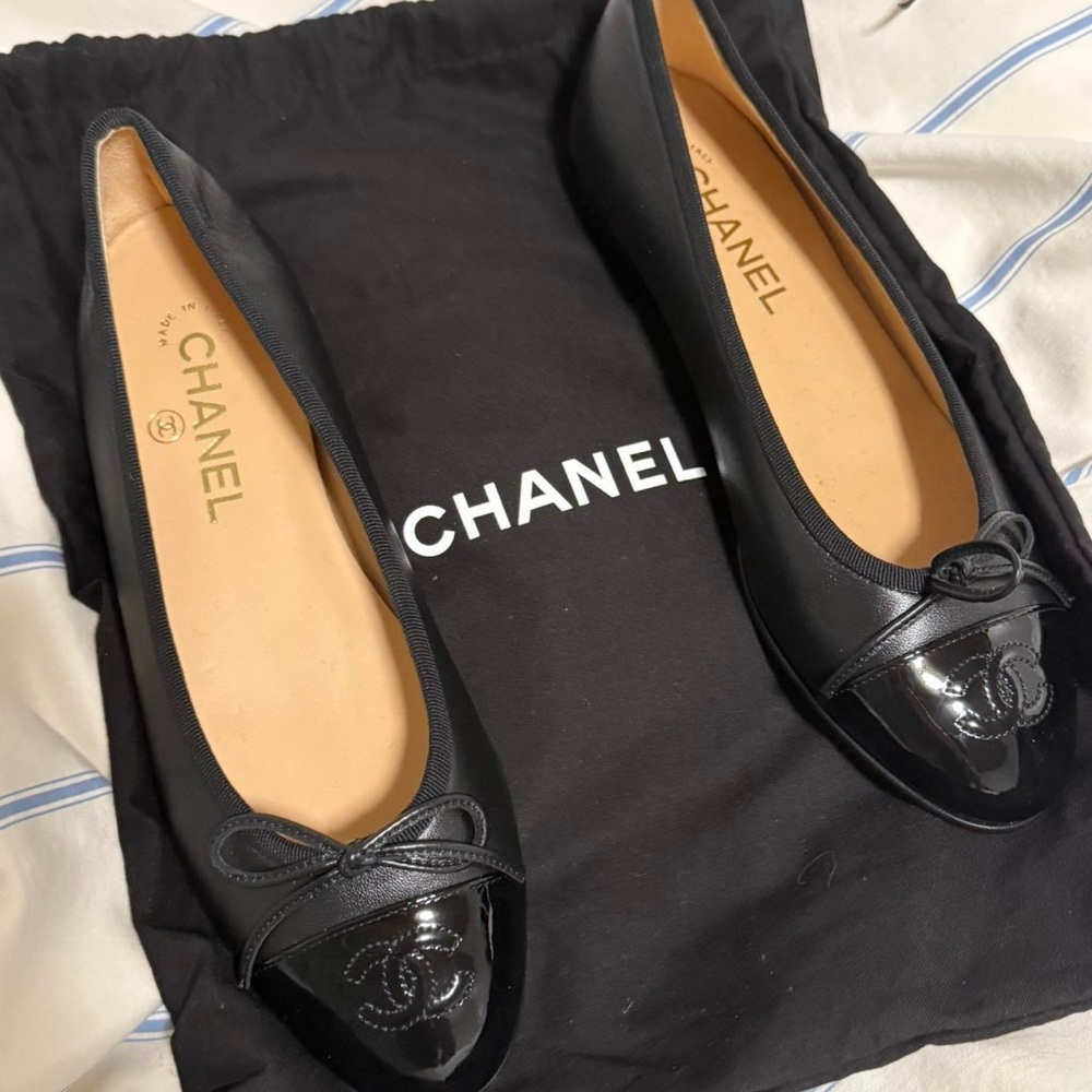 CHANEL Interlocking CC Black Leather Flats